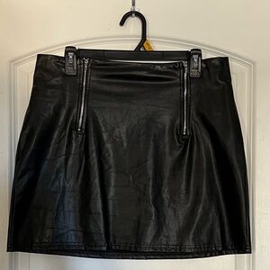 NWOT Faux Leather Mini Skirt w/ Silver Front Side Zippers - Size Extra Large/XL
